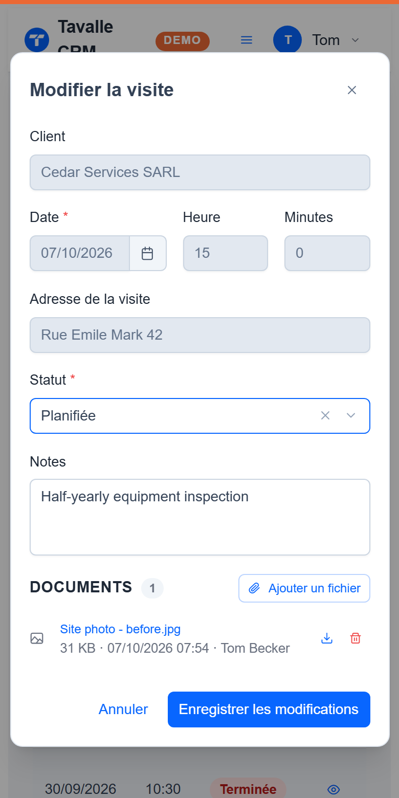 Tavalle sur un téléphone : une visite avec son statut, ses notes et une photo du site (données de démonstration)